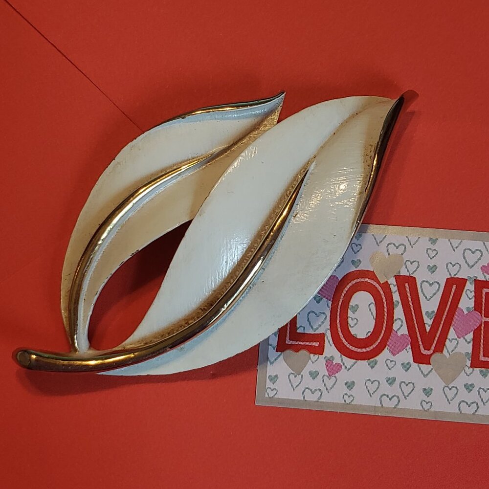 VINTAGE SARAH COVENTRY LEAF BROOCH